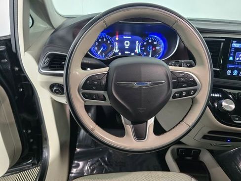 Used 2017 Chrysler Pacifica Limited image 9