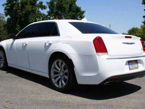 Used 2017 Chrysler 300 Limited RWD image 7