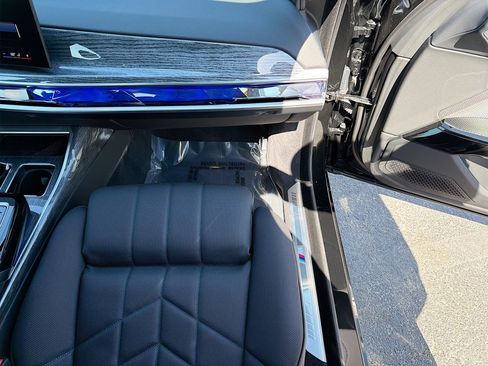 Used 2026 BMW i7 eDrive50 w/ M Sport Package RWD image 17
