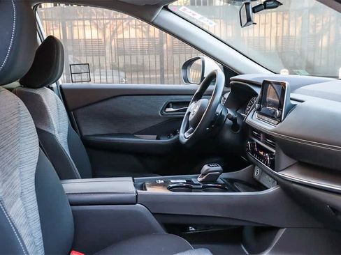 Used 2023 Nissan Rogue SV image 17