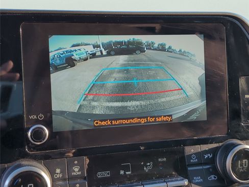 Used 2023 Toyota Highlander L image 15