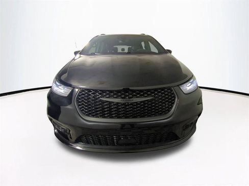 Used 2025 Chrysler Pacifica Limited image 3