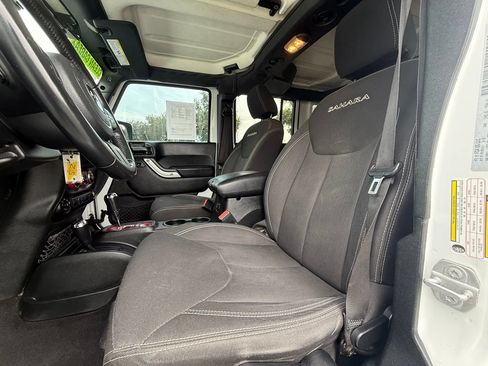 Used 2018 Jeep Wrangler Unlimited Sahara AWD/4WD image 31