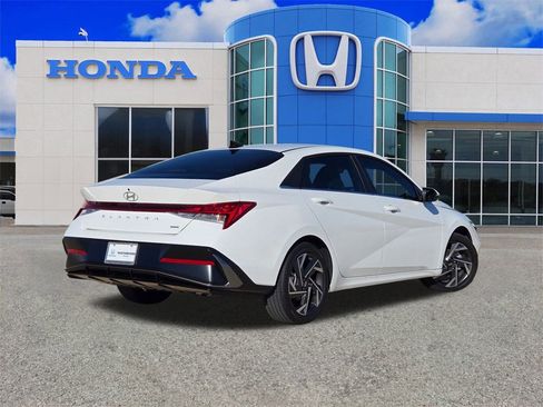 Used 2025 Hyundai Elantra Limited image 3