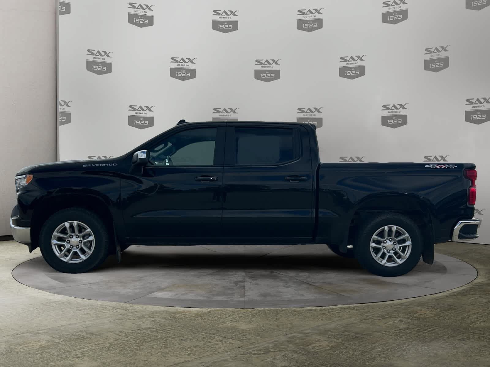 Used 2022 Chevrolet Silverado 1500 LT w/ Convenience Package II AWD/4WD image 2