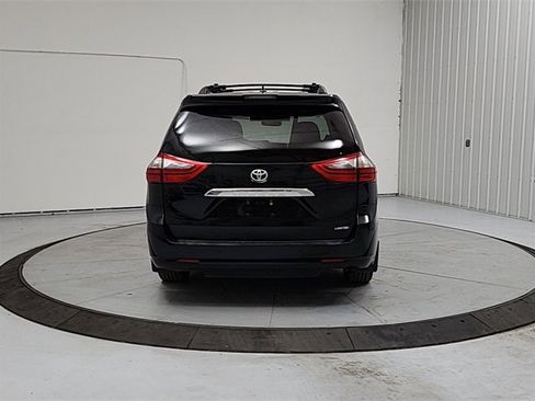 Used 2020 Toyota Sienna Limited Premium image 6