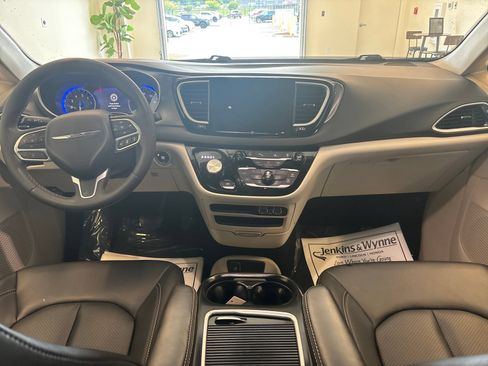 Used 2024 Chrysler Pacifica Touring-L FWD image 8