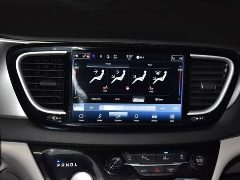 Certified 2024 Chrysler Pacifica Touring-L image 17