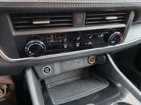 Used 2023 Nissan Rogue S image 17