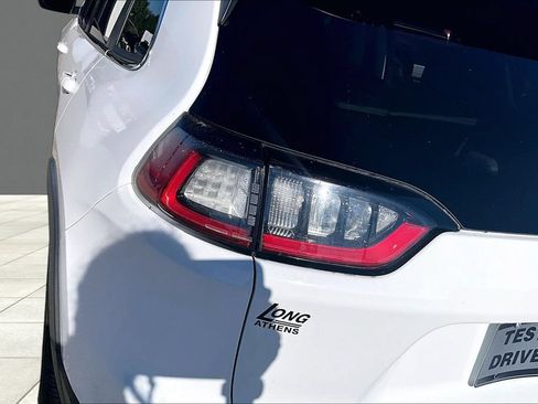Used 2019 Jeep Cherokee Limited w/ Technology Group FWD image 25