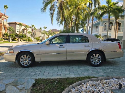 Used 2003 Lincoln Town Car Cartier image 34