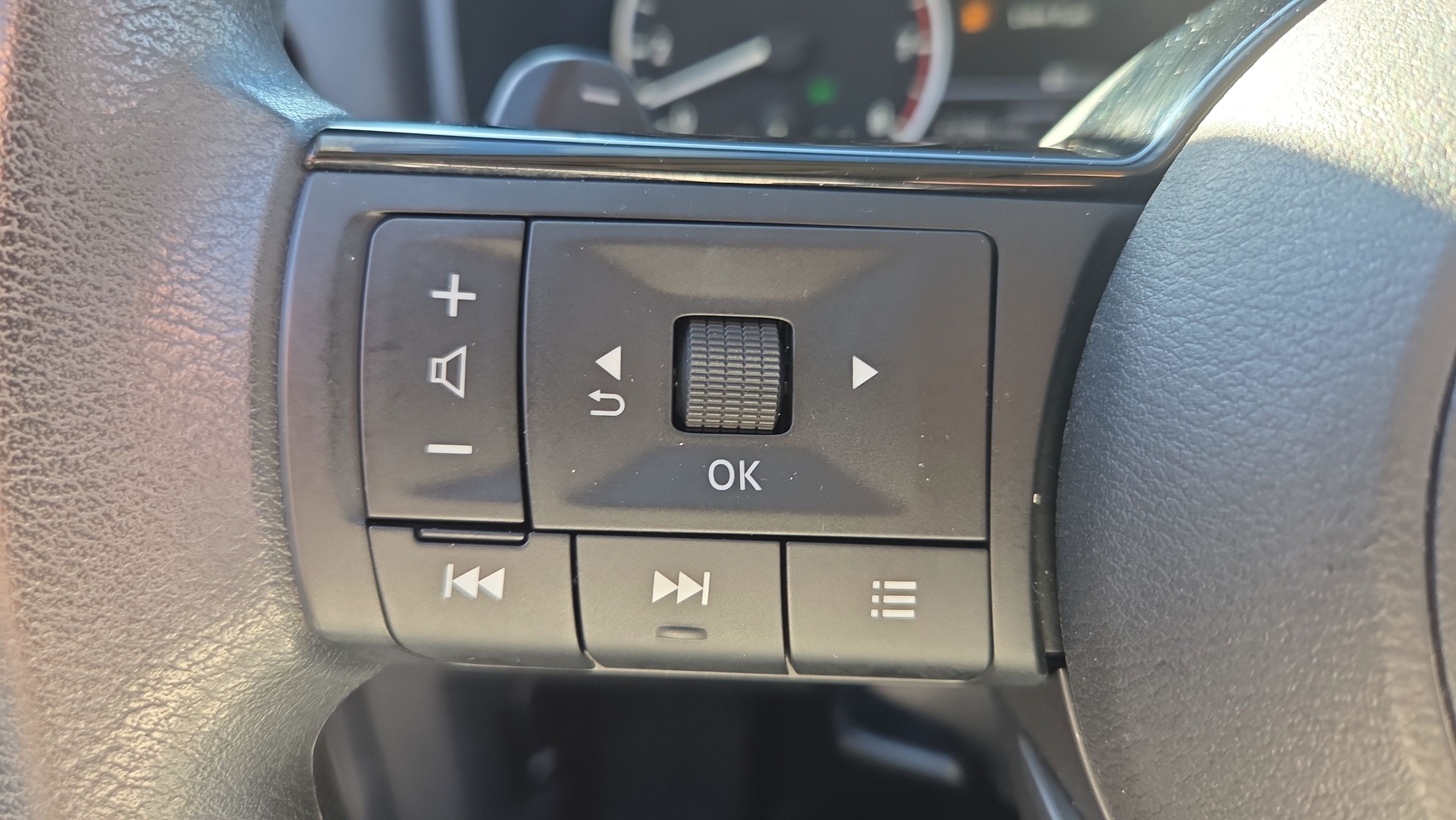 Used 2023 Nissan Rogue SV FWD image 25