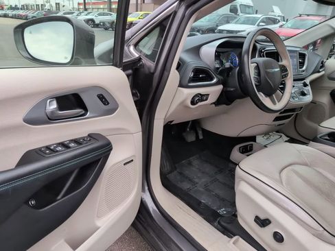 Used 2020 Chrysler Pacifica Limited w/ Advanced Safetytec Group image 11