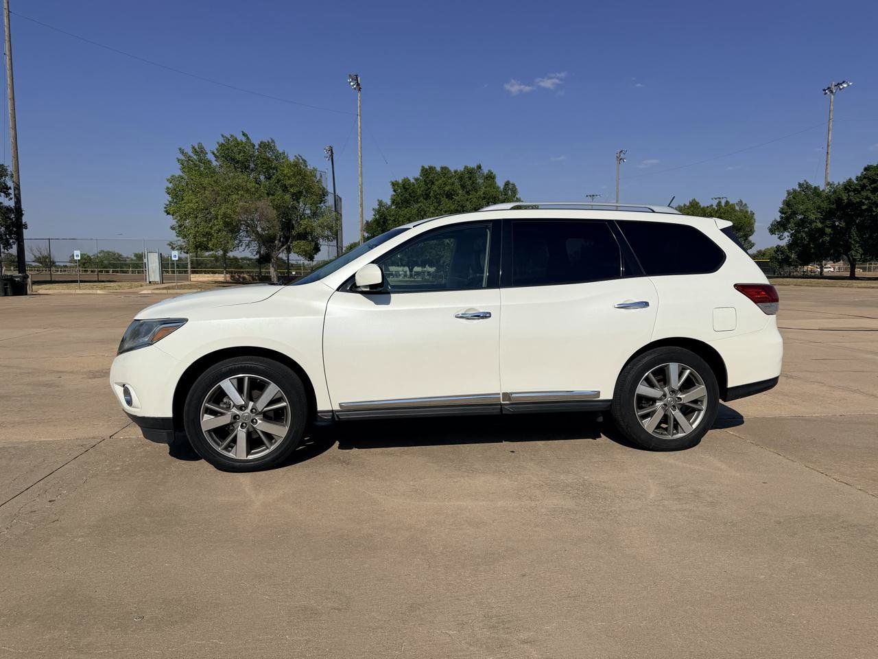 Used 2016 Nissan Pathfinder Platinum AWD/4WD image 2