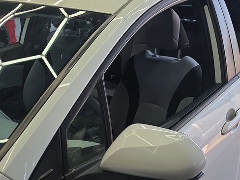 Used 2019 Toyota Prius L Eco FWD image 21