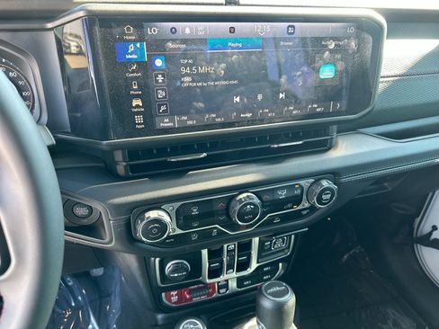 Used 2024 Jeep Gladiator Rubicon AWD/4WD image 16