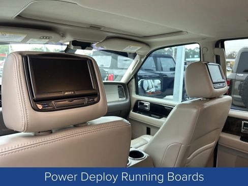 Used 2017 Lincoln Navigator Select image 18