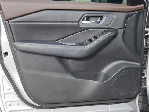 Used 2023 Nissan Rogue SV w/ SV Premium B Package image 11