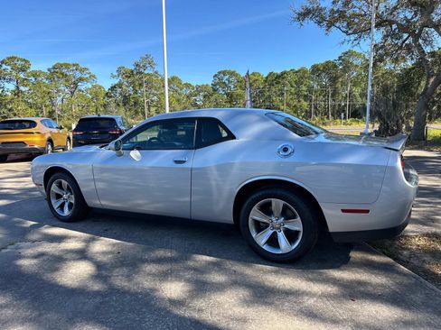 Used 2019 Dodge Challenger SXT image 5
