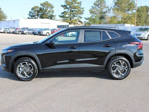 New 2026 Chevrolet Trax LT w/ Driver Confidence Package FWD image 3