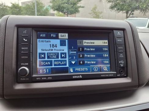 Used 2011 Volkswagen Routan SE FWD image 18