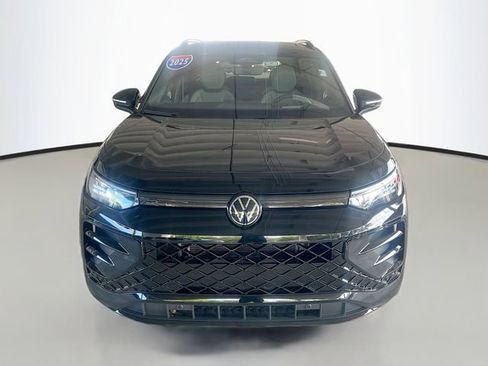 Used 2025 Volkswagen Tiguan SE R-Line image 3