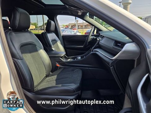 Used 2025 Jeep Grand Cherokee Altitude RWD image 20