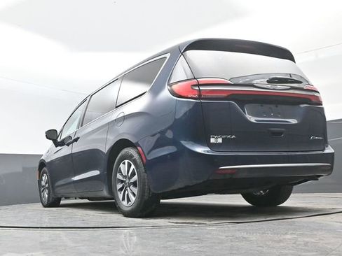 Used 2022 Chrysler Pacifica Touring-L w/ Uconnect Theater Family Group image 19