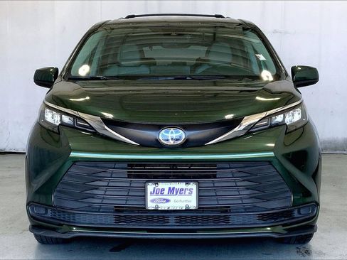 Used 2024 Toyota Sienna LE image 2