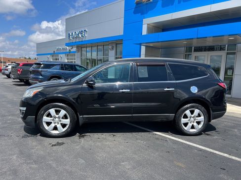 Used 2016 Chevrolet Traverse LT w/ Style and Technology Package FWD image 2