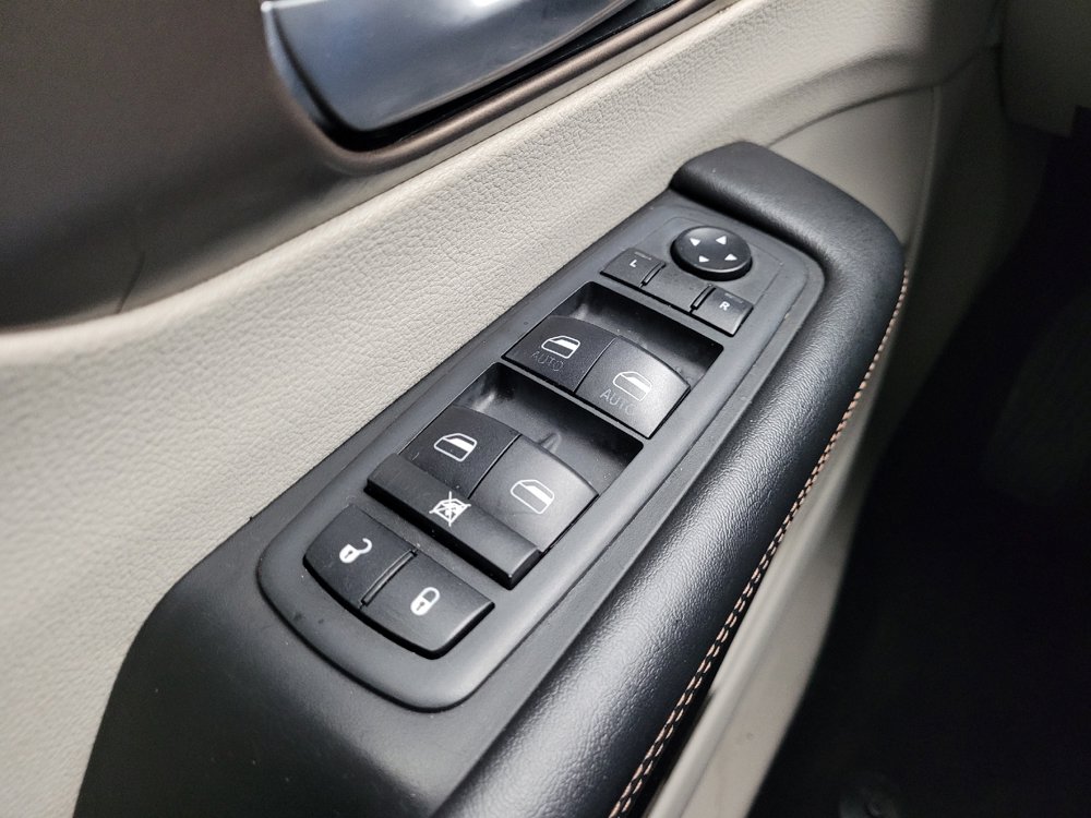 Used 2018 Chrysler Pacifica Touring-L FWD image 27