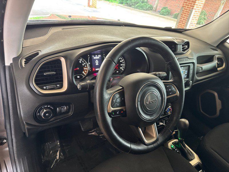 Used 2017 Jeep Renegade Latitude AWD/4WD image 14