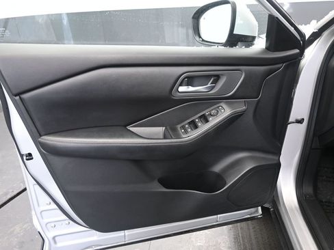 Used 2024 Nissan Rogue SV image 19