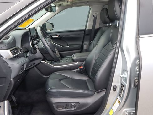 Used 2024 Toyota Highlander XLE image 7