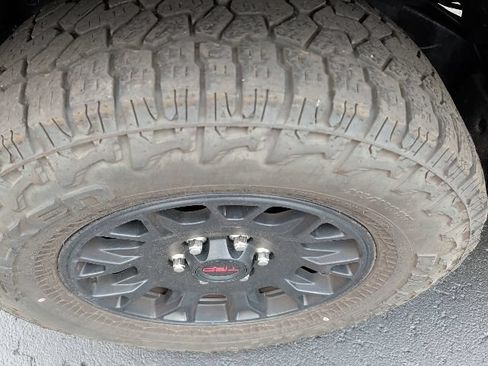 Used 2025 Toyota Tacoma TRD Off-Road w/ TRD Off Road Premium Package AWD/4WD image 2