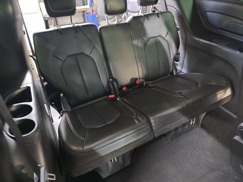 Used 2025 Chrysler Pacifica Select FWD image 12