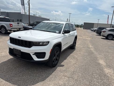 Used 2023 Jeep Grand Cherokee Altitude AWD/4WD image 6