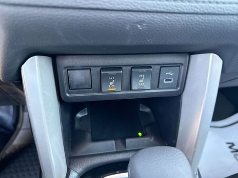 Used 2025 Toyota Corolla Cross XLE image 12