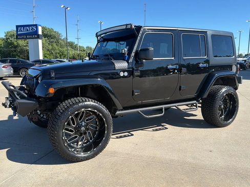 Used 2016 Jeep Wrangler Unlimited Sahara w/ Connectivity Group AWD/4WD image 5