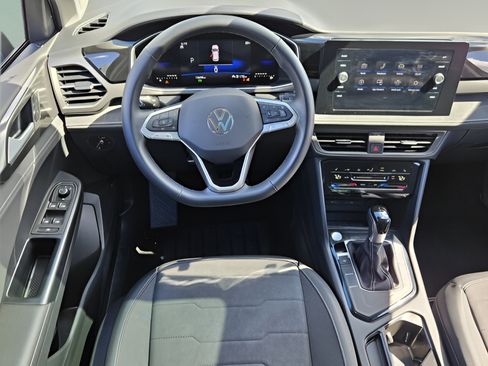 Certified 2025 Volkswagen Taos SE FWD image 10