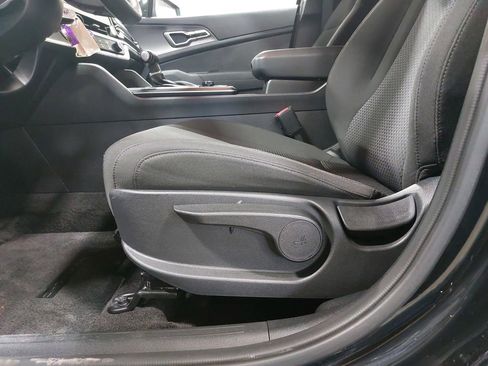 Used 2025 Kia Sportage LX image 28