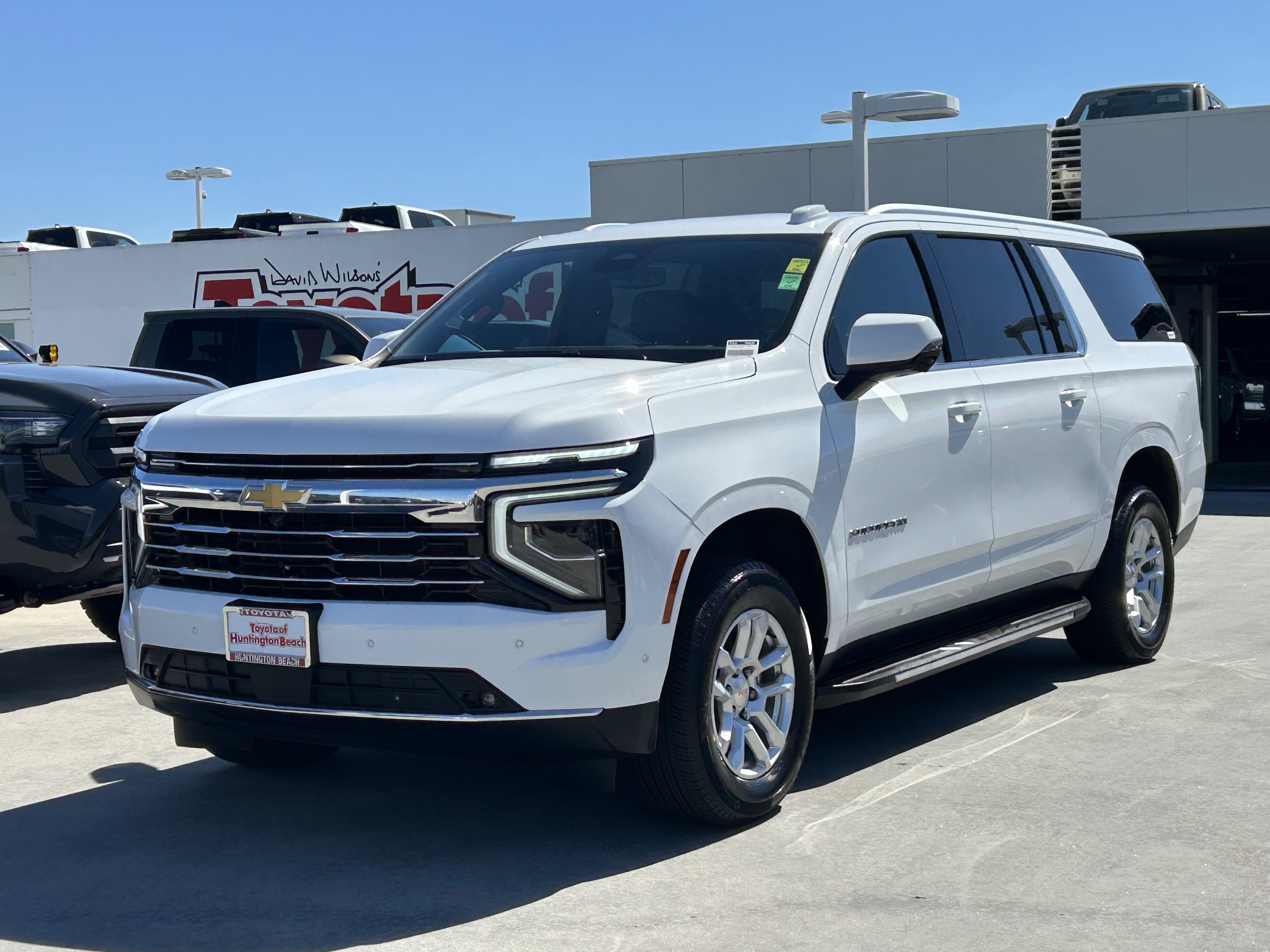Used 2026 Chevrolet Suburban LT w/ Comfort Package AWD/4WD image 6