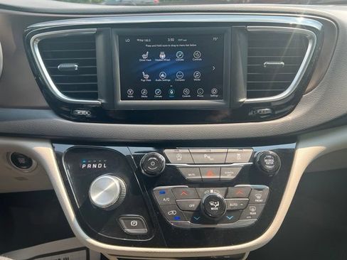 Used 2019 Chrysler Pacifica Touring-L FWD image 16