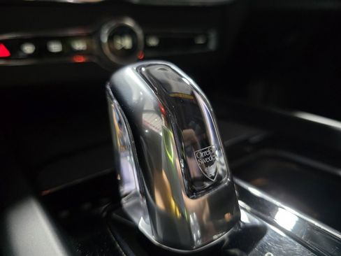 Used 2018 Volvo XC60 T8 R-Design image 25