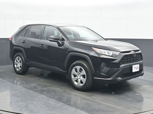 Used 2022 Toyota RAV4 LE image 9