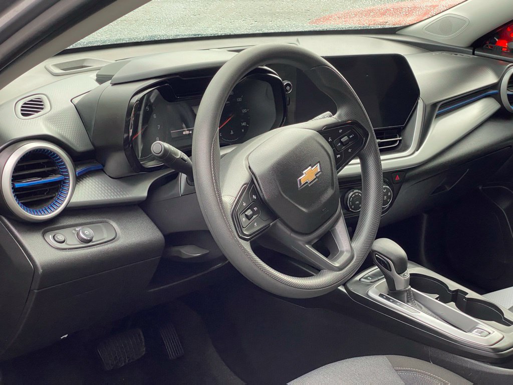 Used 2025 Chevrolet Trax LS w/ LS Convenience Package FWD image 5