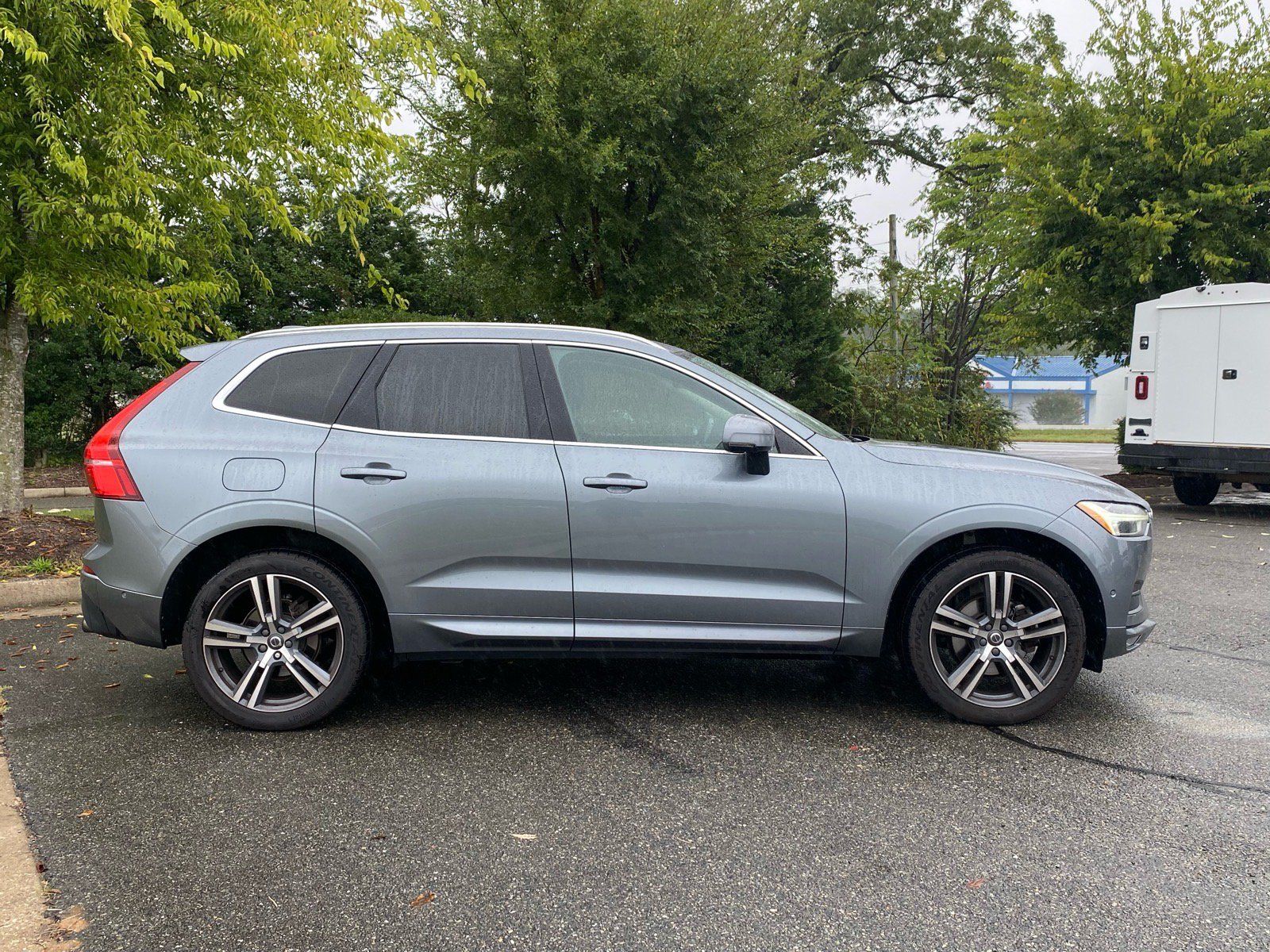 Used 2018 Volvo XC60 T5 Momentum w/ Convenience Package AWD/4WD image 3