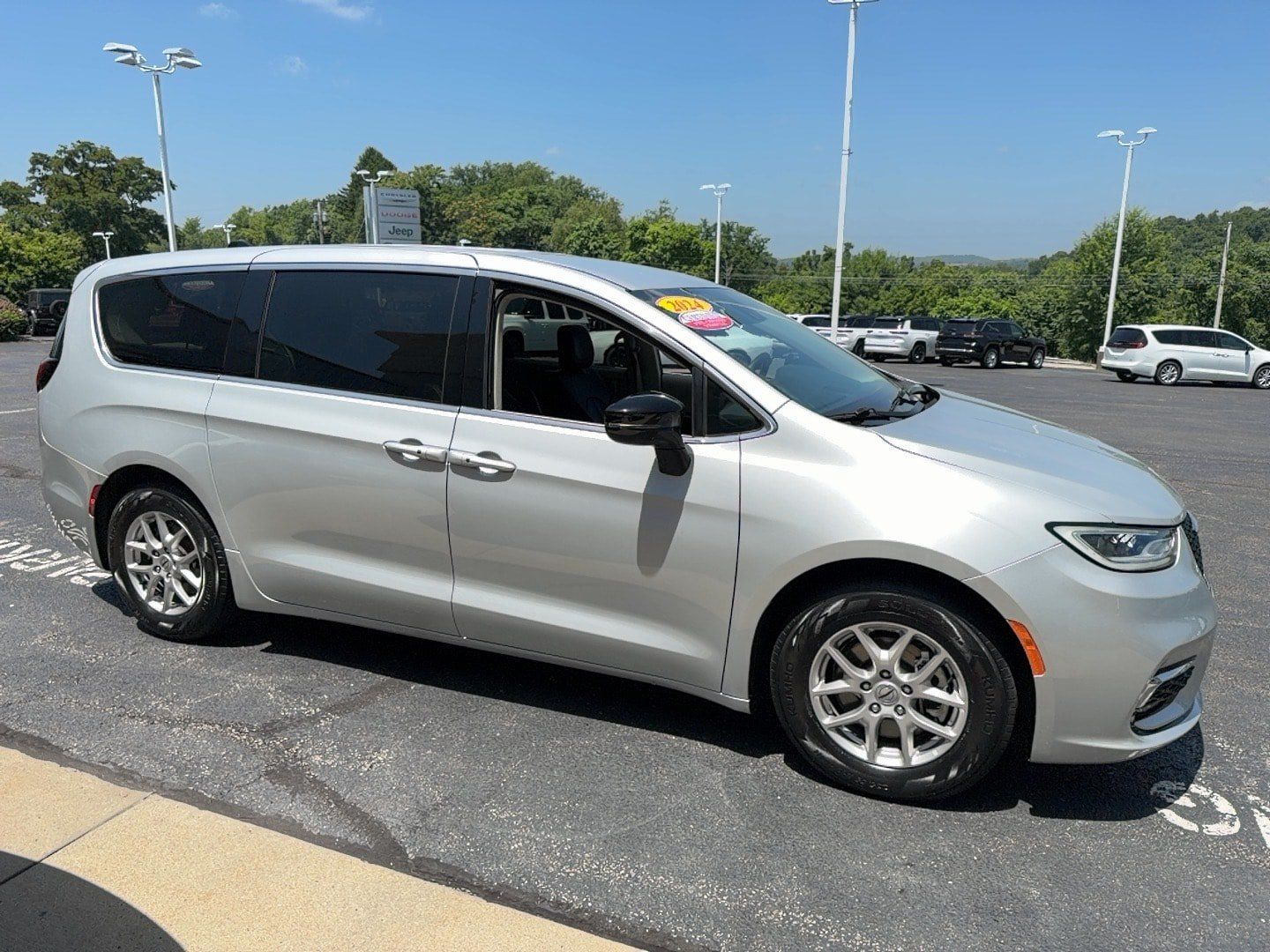 Certified 2024 Chrysler Pacifica Touring-L FWD image 5
