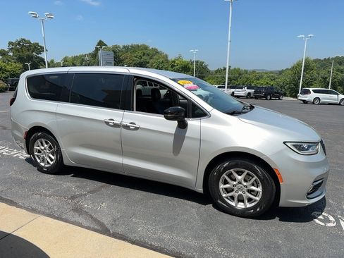 Certified 2024 Chrysler Pacifica Touring-L FWD image 5