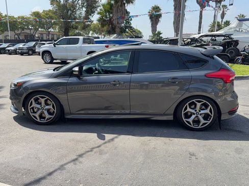 Used 2018 Ford Focus ST w/ Equipment Group 401A FWD image 5